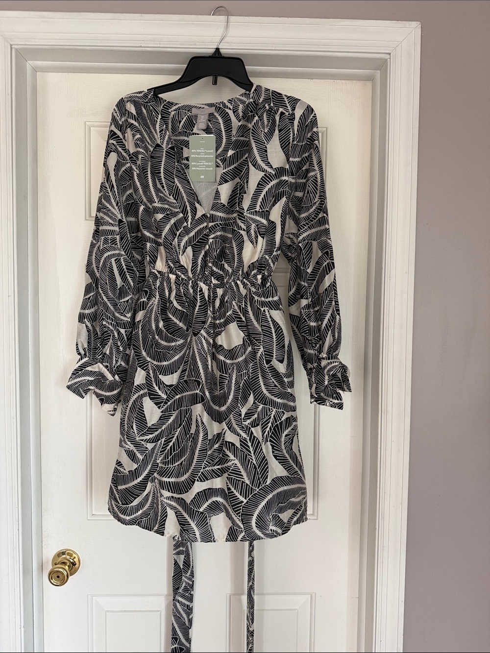 H&M Black & White Leaf-Print V-Neck Women’s Dress